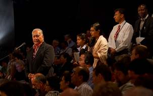 Des délégués à la 11e Convention internationale bahá’íe prenant leur place dans la file d’attente afin de partager leurs idées et expériences.