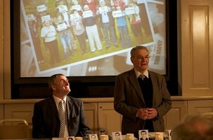 (debout à droite) Tomi Reichental, prenant la parole lors de la réunion « Cinq années de trop », le 15 mai en Irlande. Brendan McNamara de la communauté bahá'íe irlandaise se trouve à gauche.