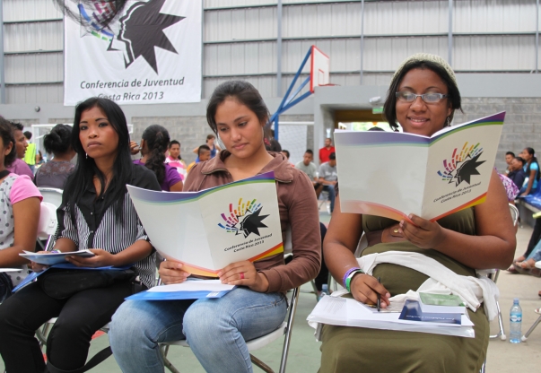 Des jeunes étudiant le programme de la conférence à San Jose, au Costa Rica