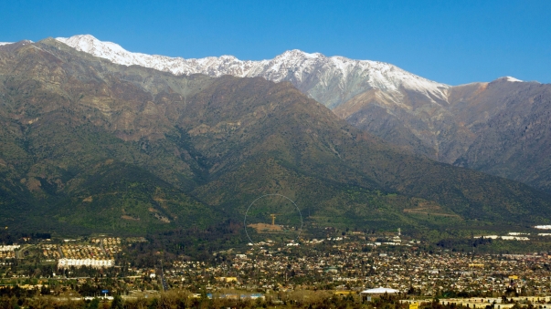 Le temple tel qu’il est vu de la ville de Santiago