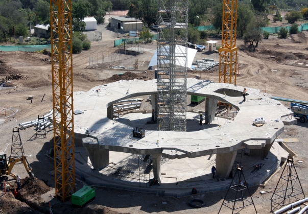 Construction de la mezzanine, des poteaux et du rez-de-chaussée du temple et de la galerie souterraine.
